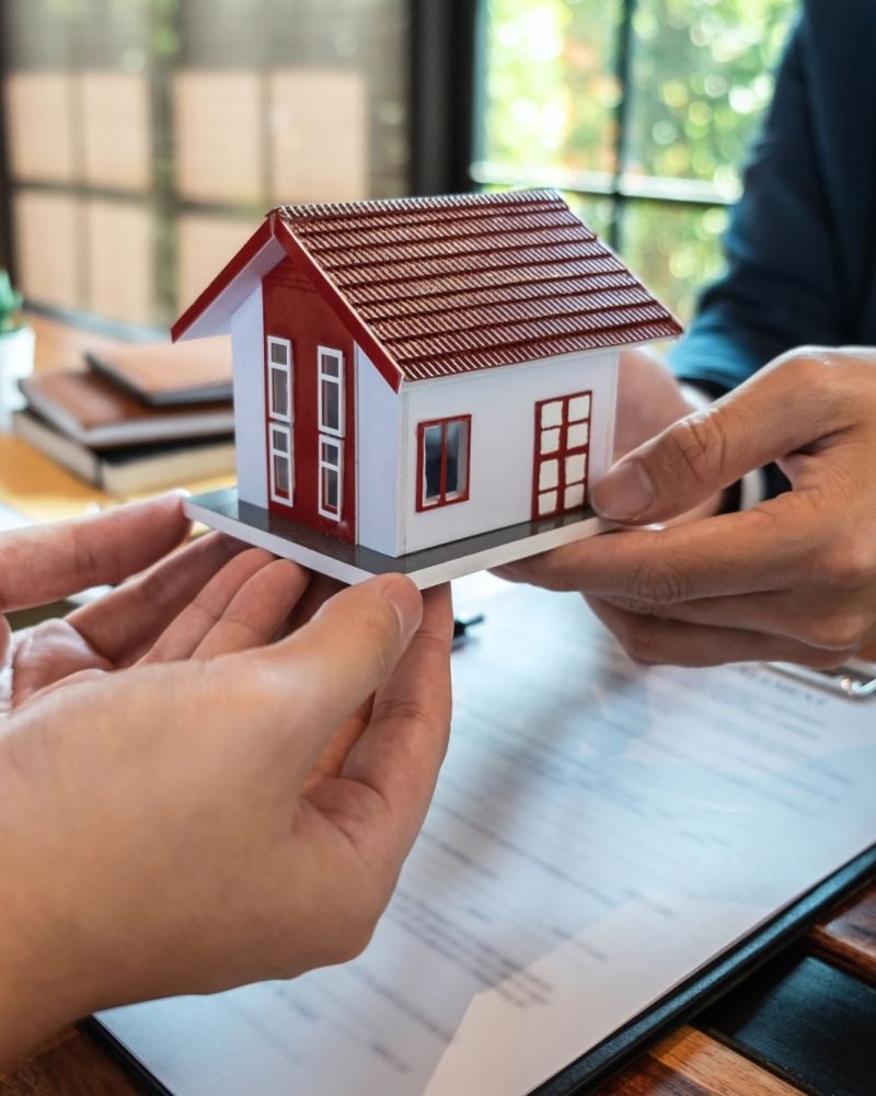 real-estate-agent-are-presenting-home-loan-and-sen-TVDVB7D.jpg